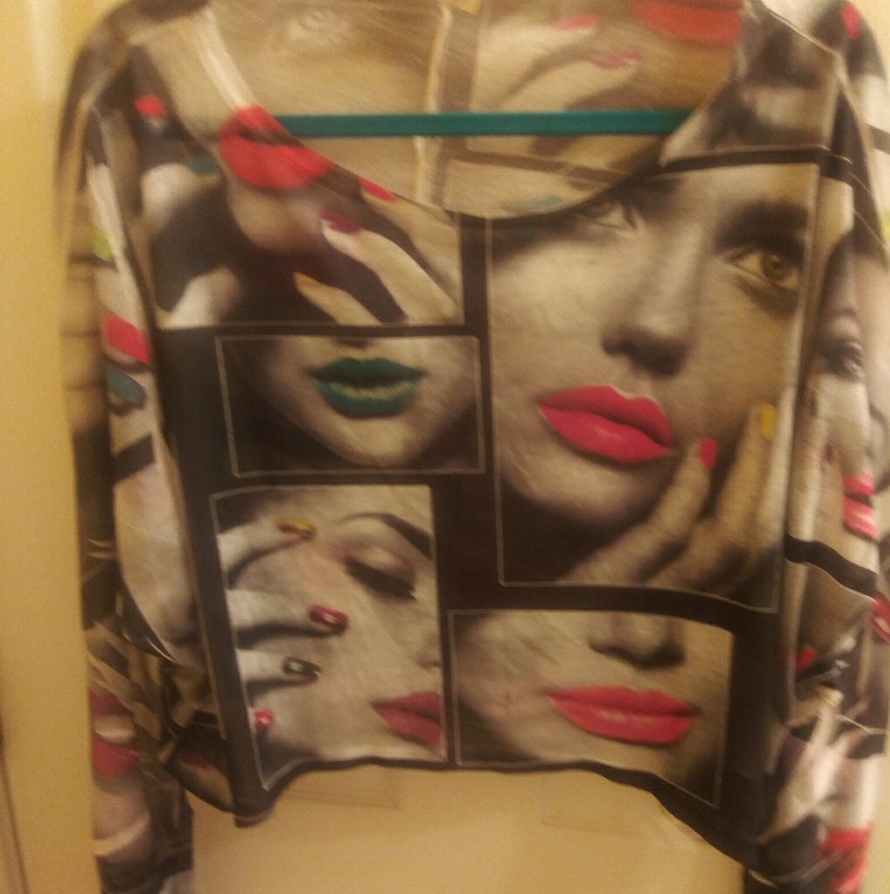 🚫🚫🚫🚫🚫 SOLD Fashion statement crop top